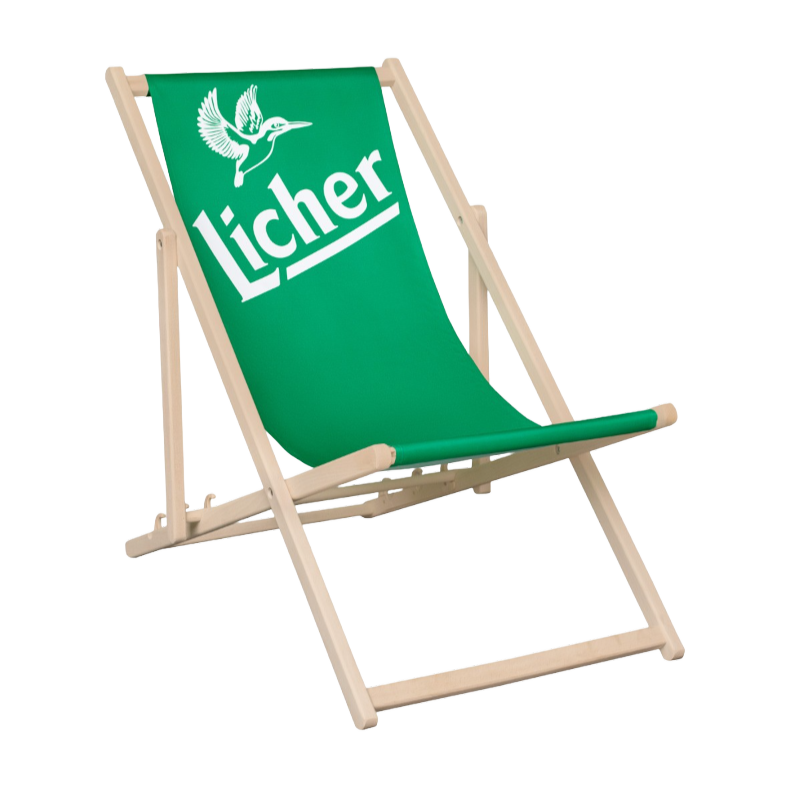 Liegestuhl mit Holzrahmen und grüner Sitzfläche mit Licher Logo